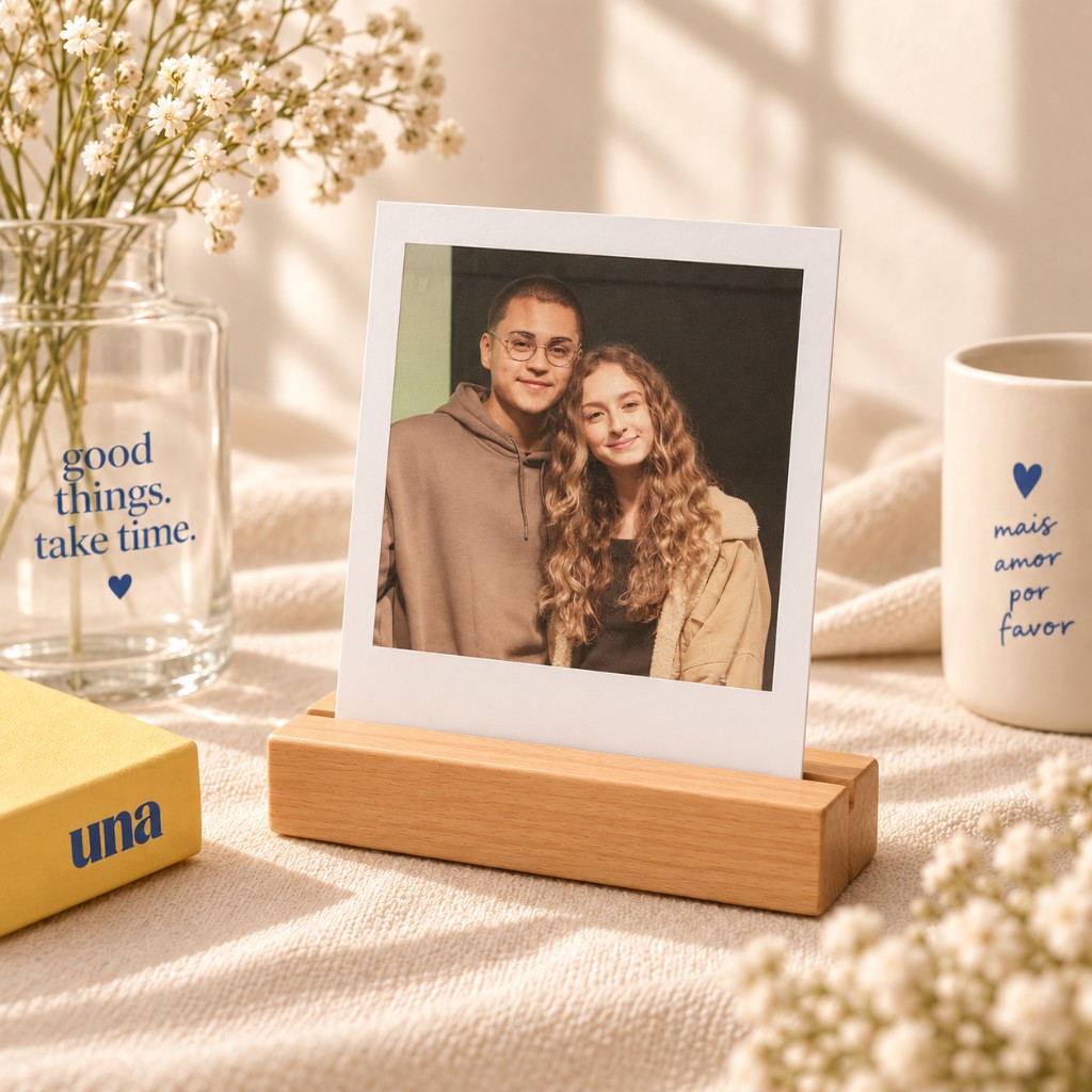 Polaroid de casal em suporte de madeira com caneca e flores