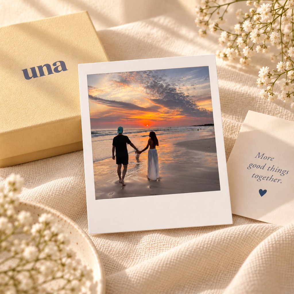 Polaroid de casal na praia ao pôr do sol com caixa Una