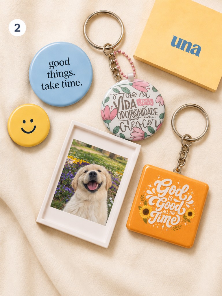 Composição Una: botons, chaveiros e polaroid com cachorro sobre linho claro